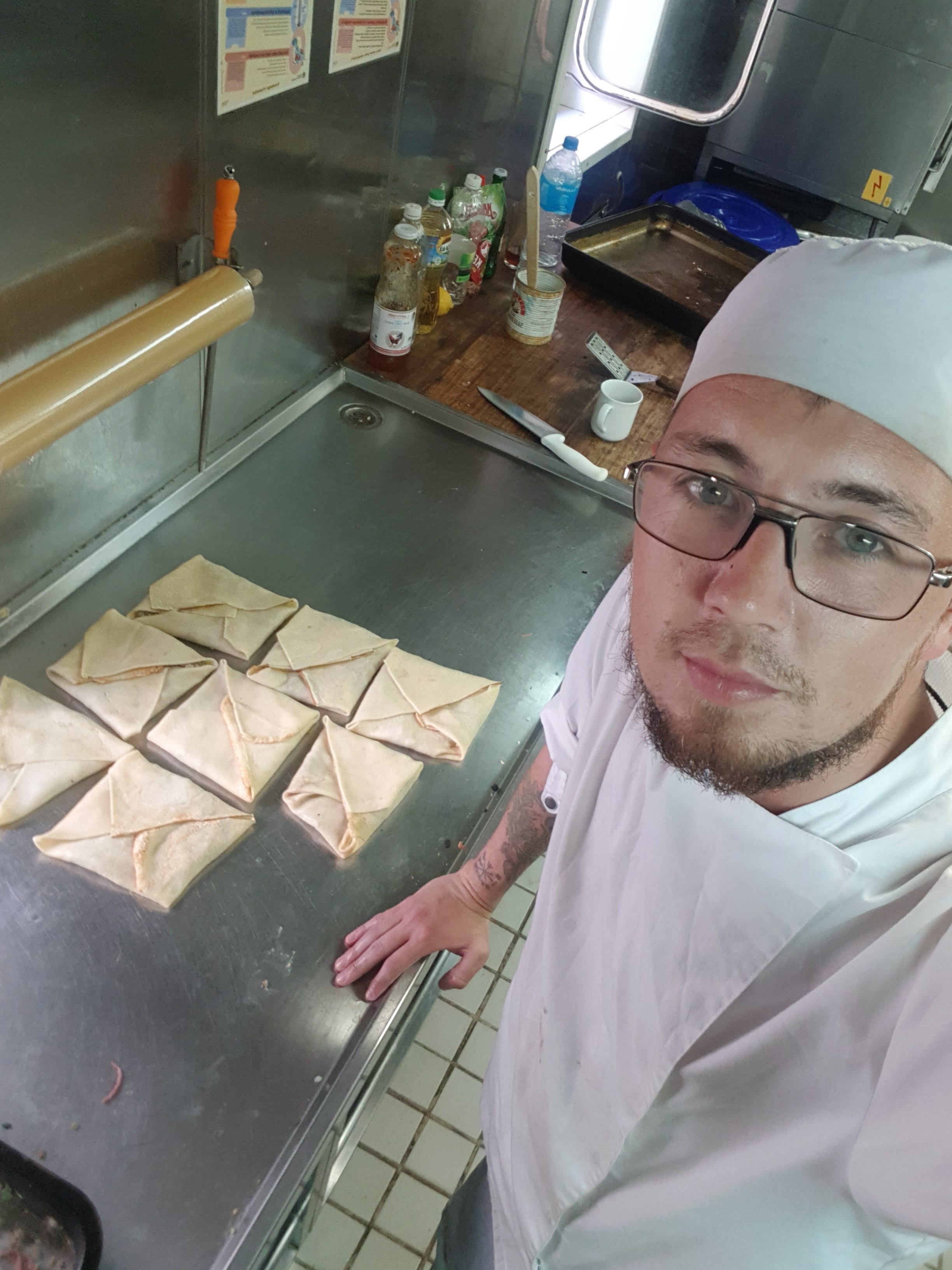 Резюме моряка Соколов Денис Иванович [Assistant Cook (Помощник повара),  Bartender (Буфетчица), Steward (Стюард)] из Геленджик, Россия