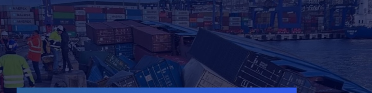 Контейнеровоз опрокинулся на бок из-за неправильной загрузки